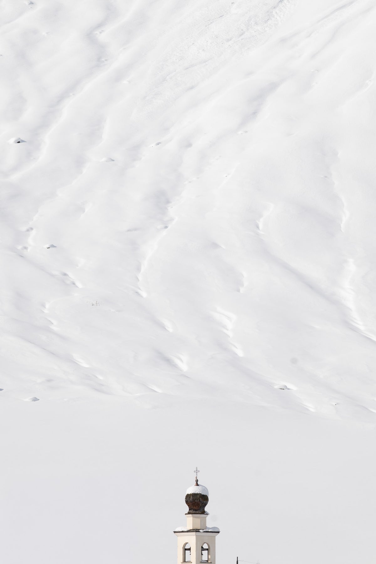 Besneeuwde bergwereld
