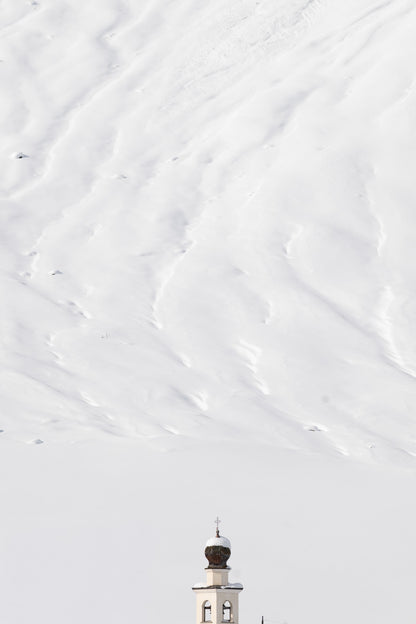 Besneeuwde bergwereld