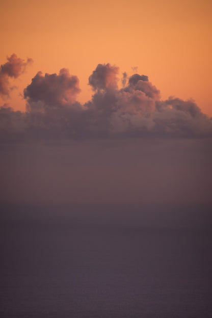 De zon zakt zacht in de zee