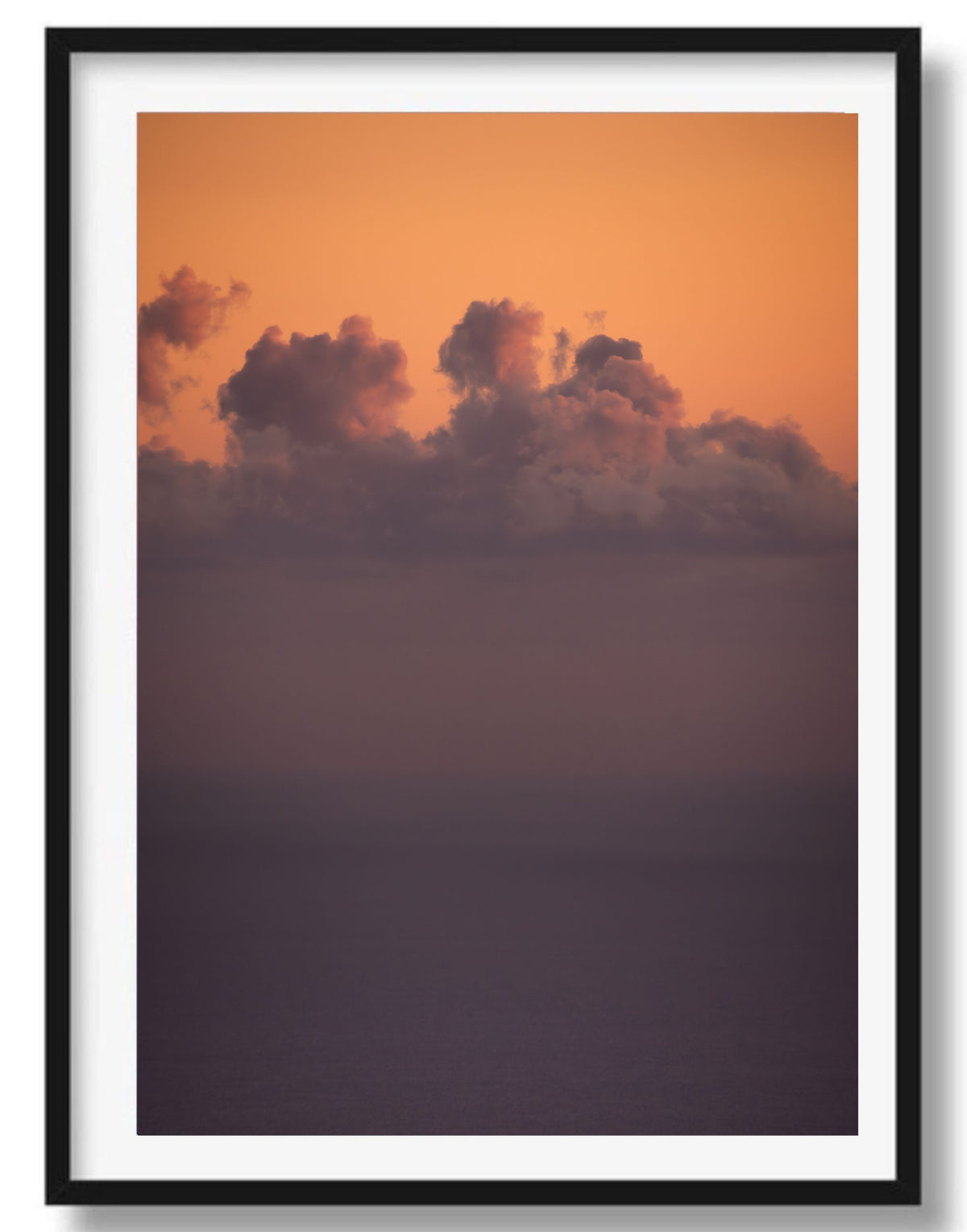 De zon zakt zacht in de zee